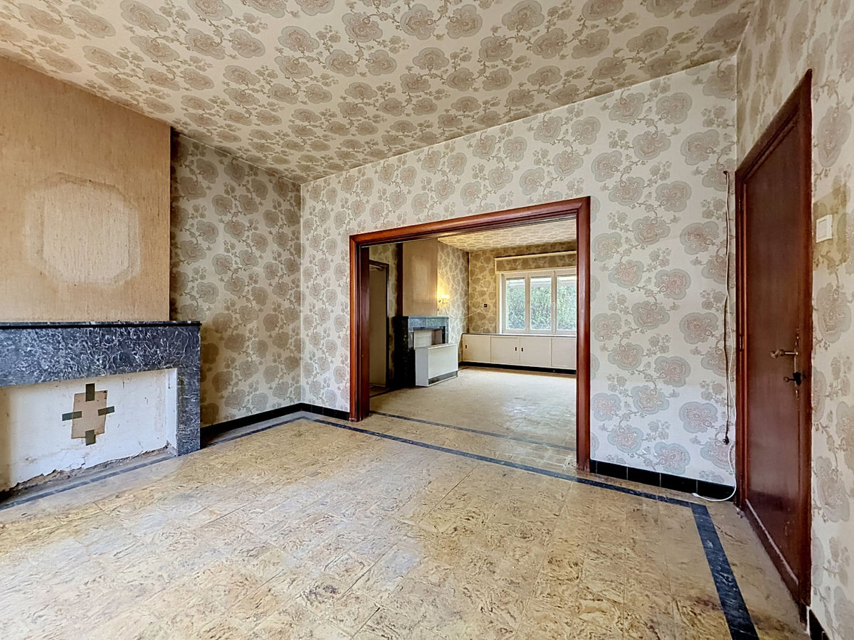 Ruime, te renoveren woning met garage en tuin te Bevegem 