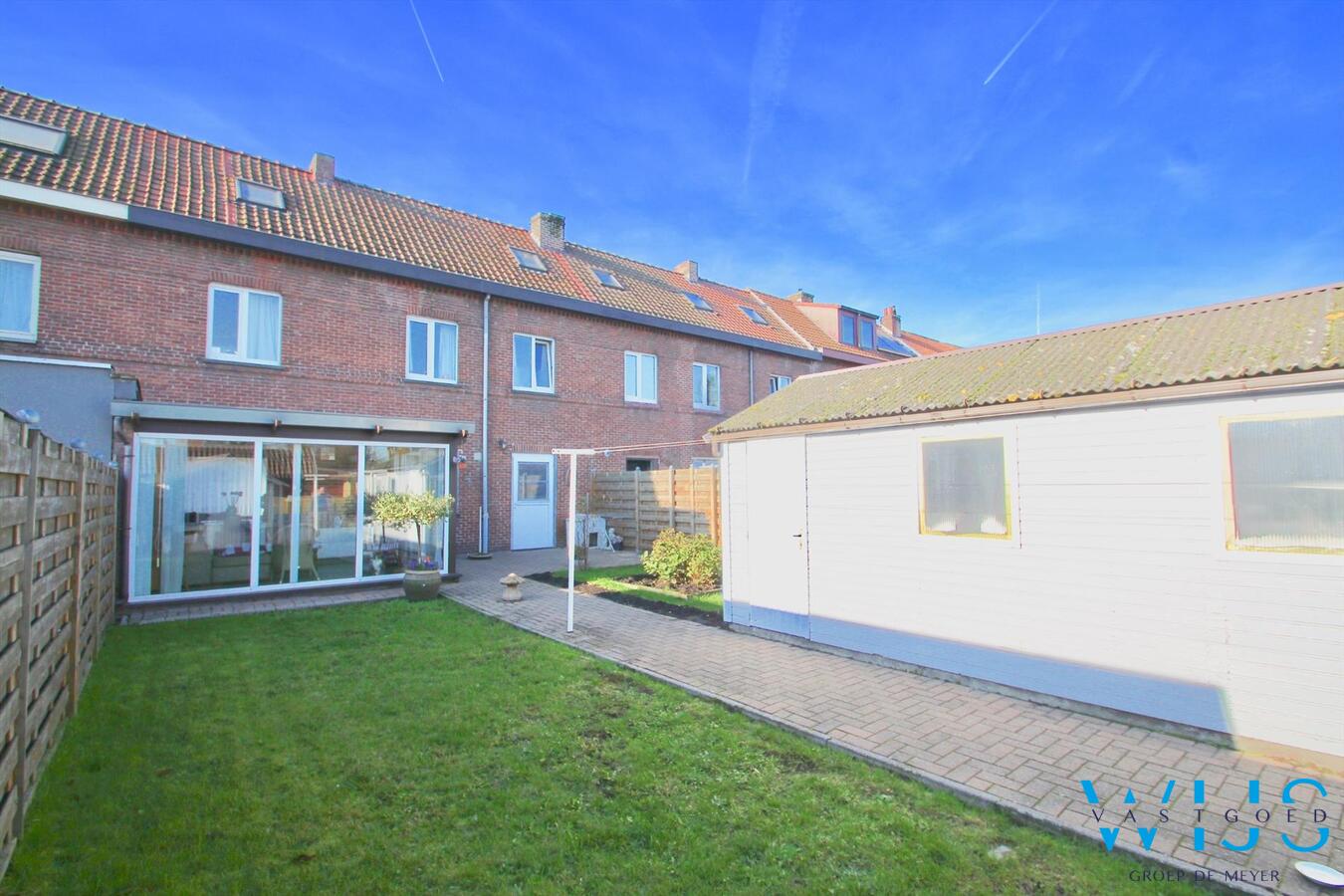 Praktische instapklare rijwoning gelegen in een rustige straat te Rieme! 