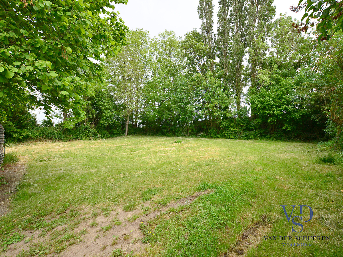 Bouwgrond met een breedte van ca. 45 m langsheen de N425. 