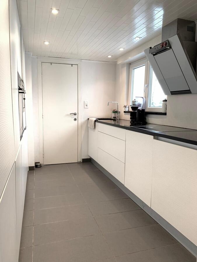 GERENOVEERDE WONING MET GARAGE EN ZONNETERRAS TE BREDENE DORP 