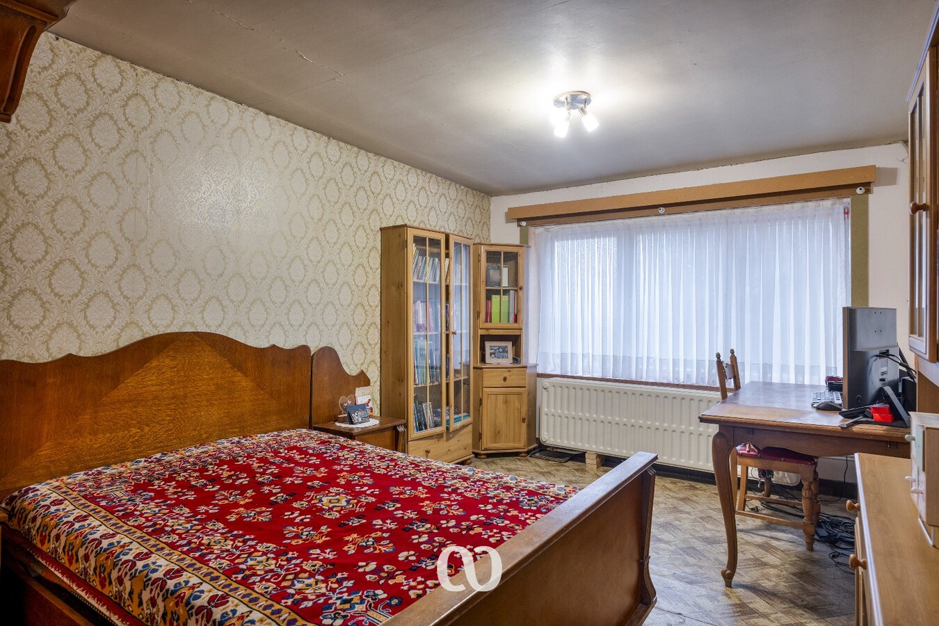 Gedeeltelijk gerenoveerde half open bebouwing met atelier 