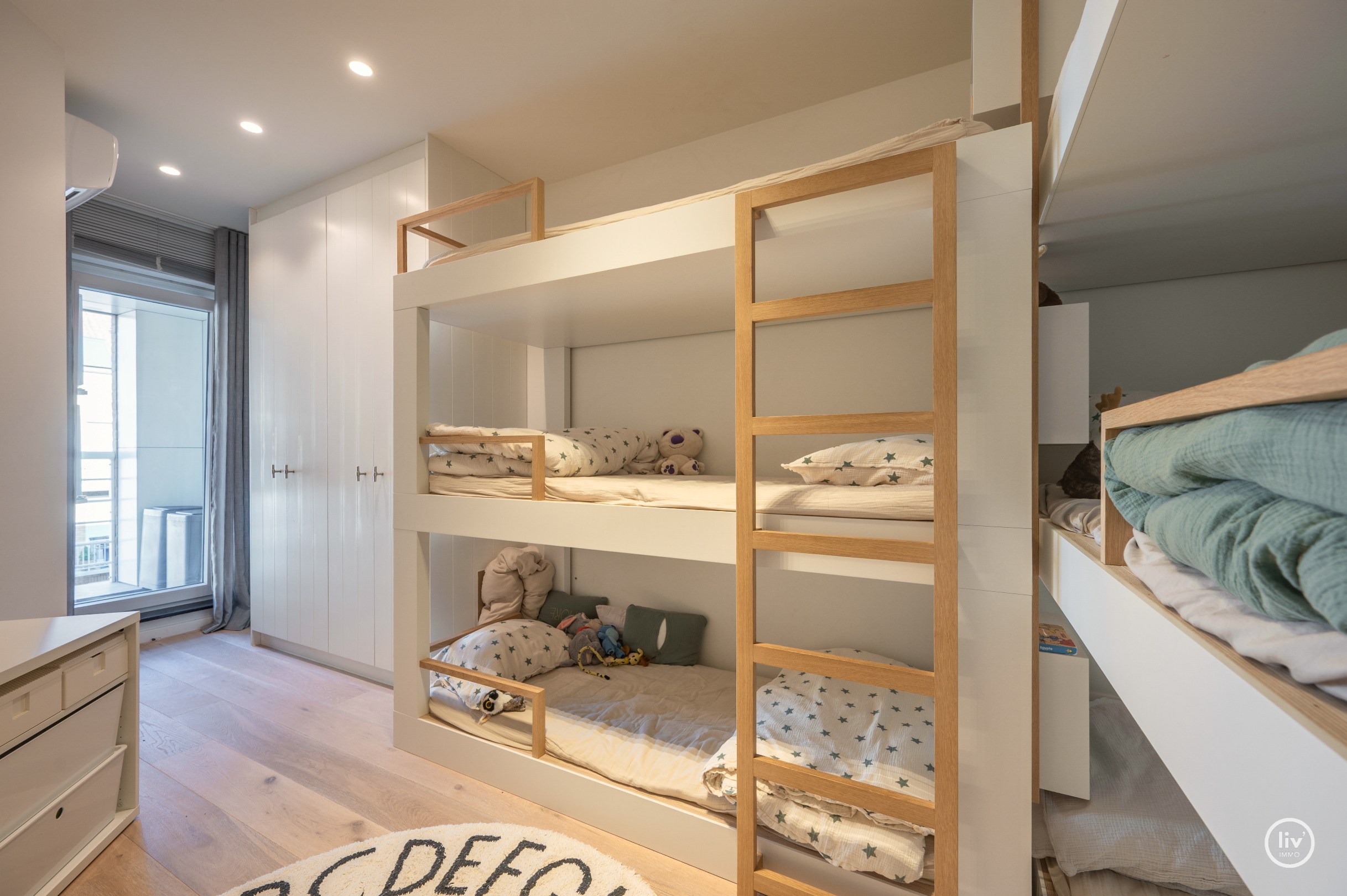Magnifique, spacieux et récent (2015) appartement avec 3 chambres à coucher complètes et une terrasse ensoleillée, bien situé sur l'avenue Léopold à Knokke. 