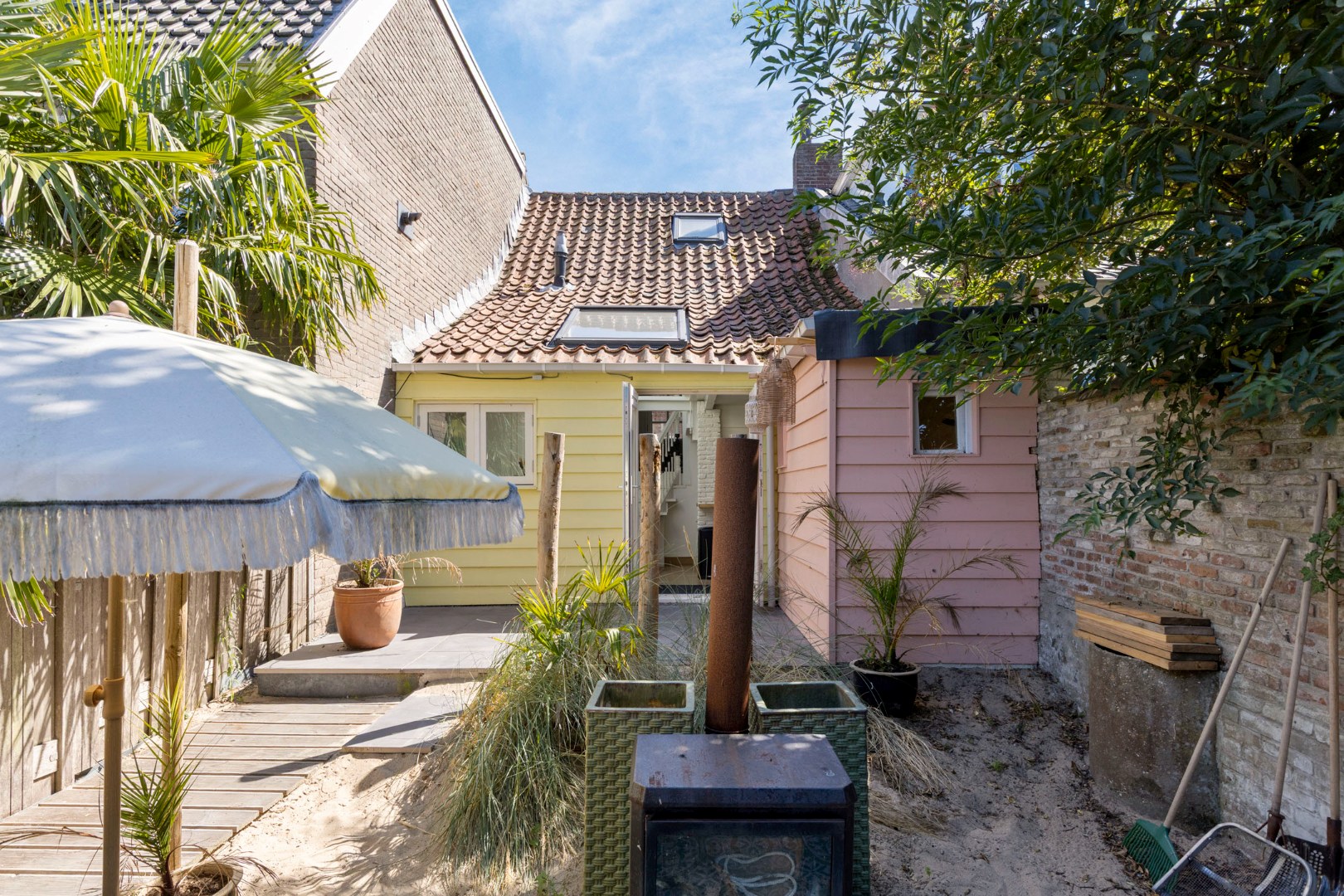 Sfeervol gerenoveerde dijkwoning met riante schuur. 
