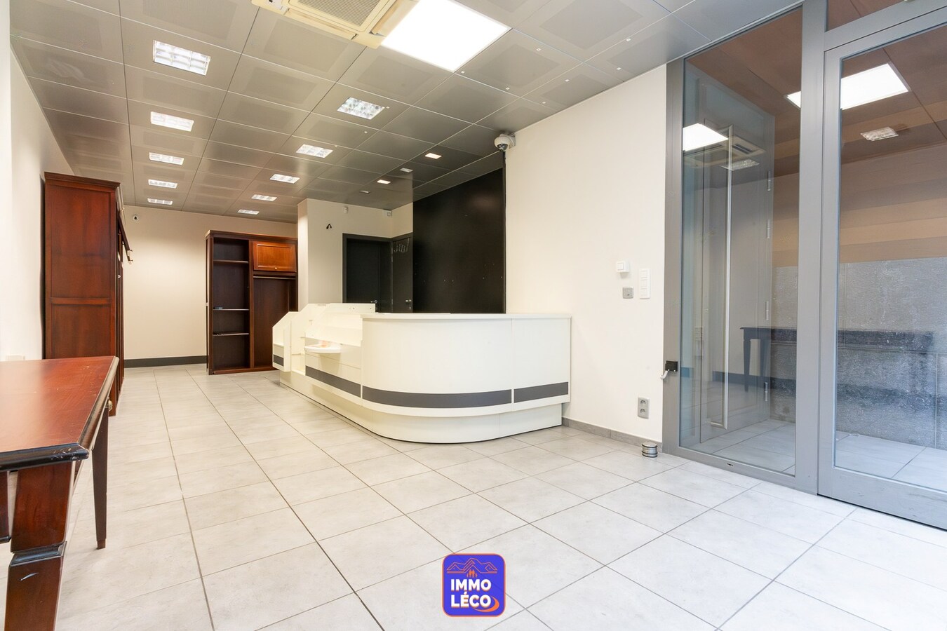 Surface commerciale de +/- 50m² dans la petite rue, libre d'occupation ! 