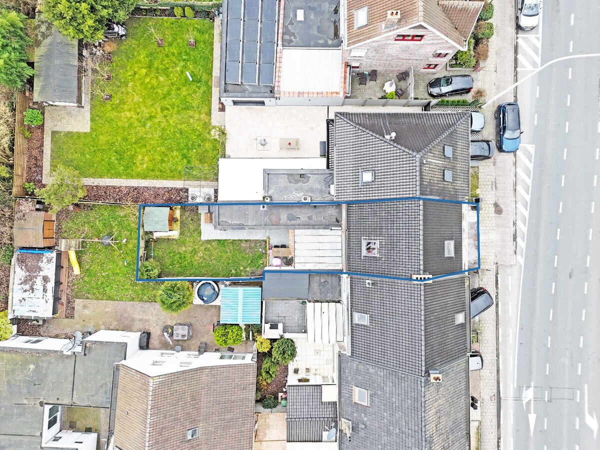 Grotendeels gerenoveerde woning met tuin te Aalst 