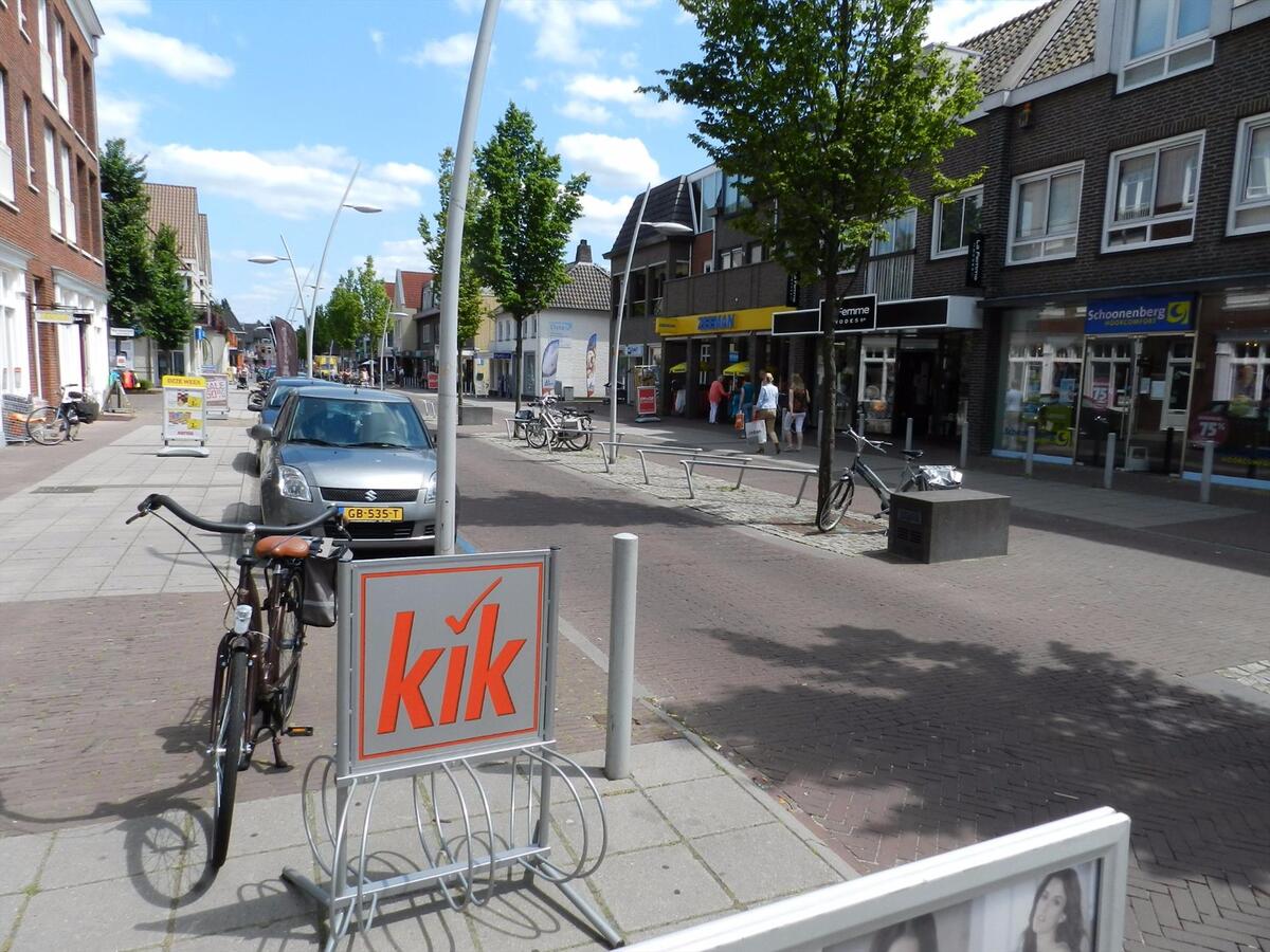 Zeer fraaie winkelruimte, centraal gelegen in de hoofdwinkelstraat van Bladel. 360 m2 winkelruimte met keuken en toilet. Per direct beschikbaar. 