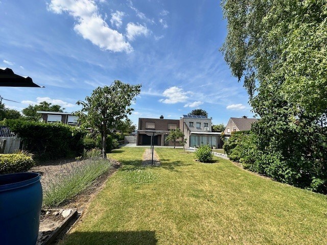 Halfopen woning met 3 slaapkamers, tuin en garage te Neeroeteren. 