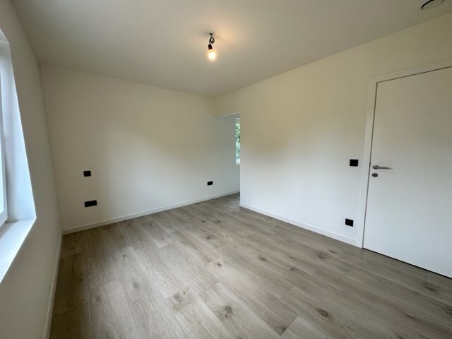 Comfortabele, hoog afgewerkte en energiezuinige nieuwbouwwoning gelegen in een rustige omgeving in Neeroeteren. 