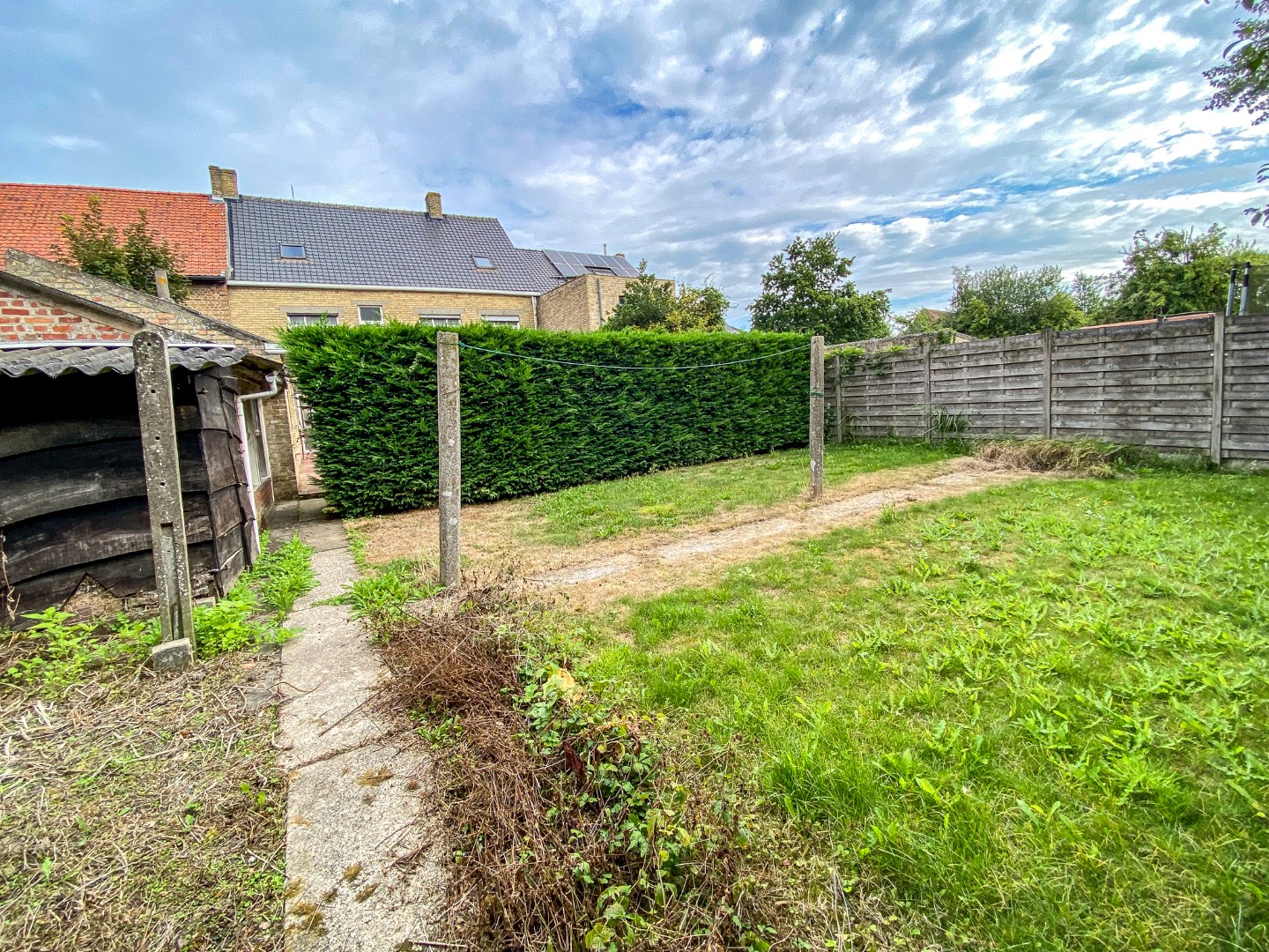 Zeer ruime te renoveren woning met statige gevel op 445 m² met zuid-west georiënteerde tuin. 