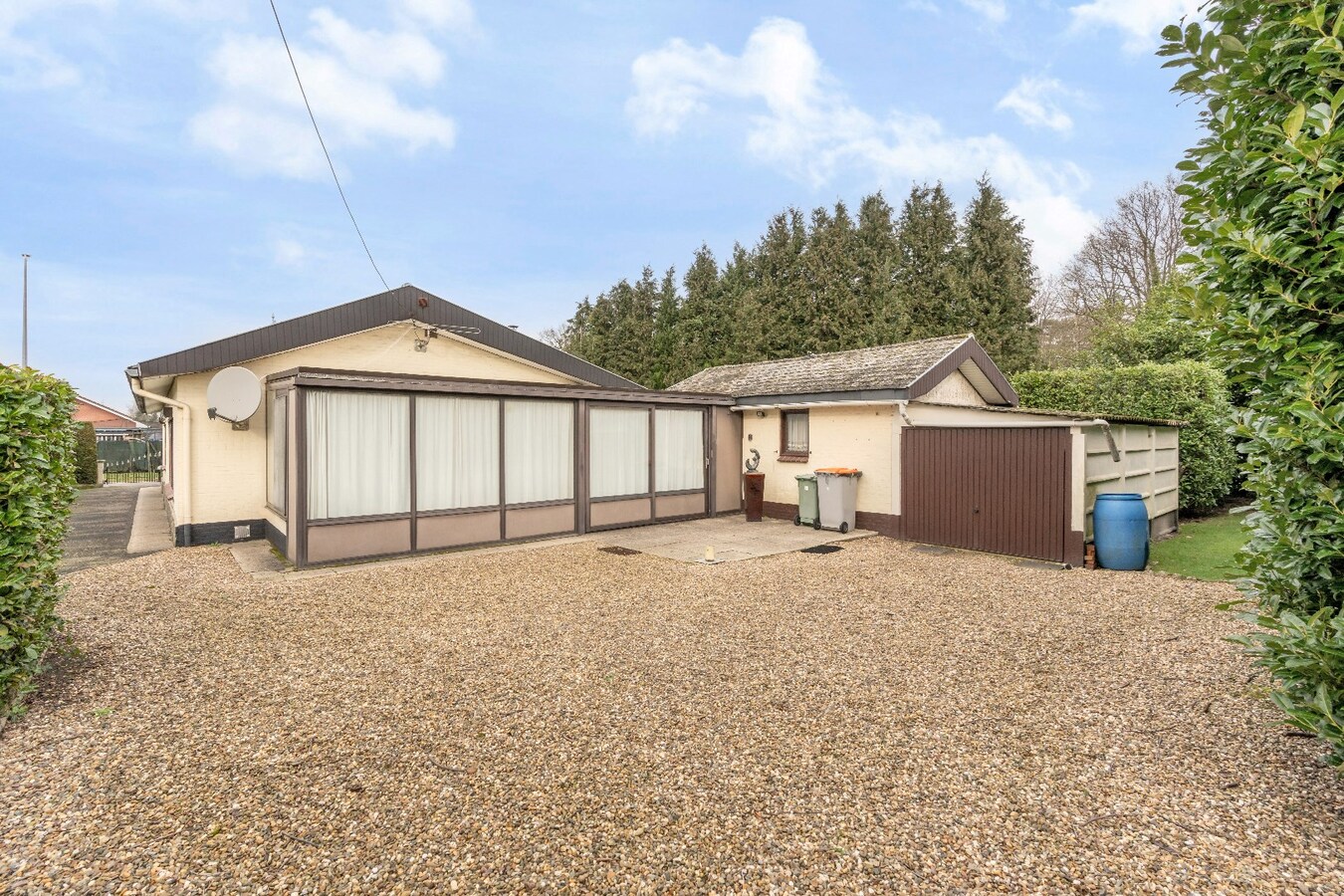 Rustig gelegen gelijkvloerse woning met garage en 3 slaapkamers in Niel-bij-As . 