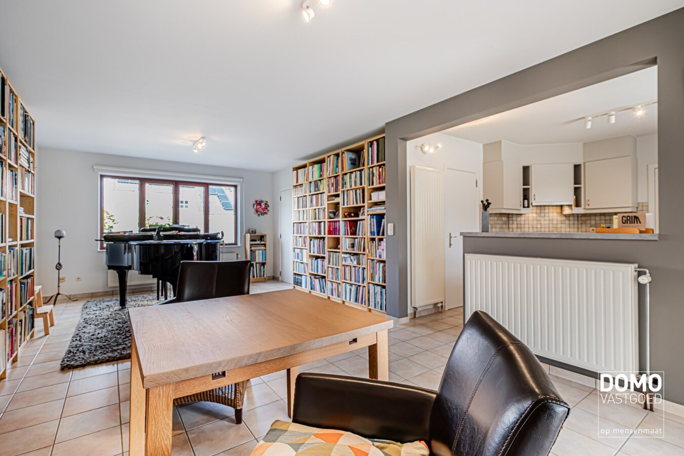 ZUIDWESTELIJK GEORIËNTEERDE DOORZONWONING MET LICHTRIJKE AANBOUW, GEZELLIGE TUIN EN RUIME GARAGE TE KURINGEN (HASSELT) 