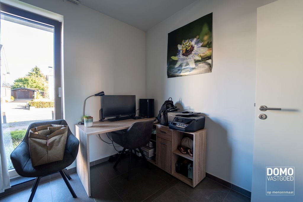 RUIM GELIJKVLOERS APPARTEMENT MET 2 SLAAPKAMERS, TERRAS EN PARKEERGELEGENHEID TE HASSELT (SINT-LAMBRECHTS-HERK) 