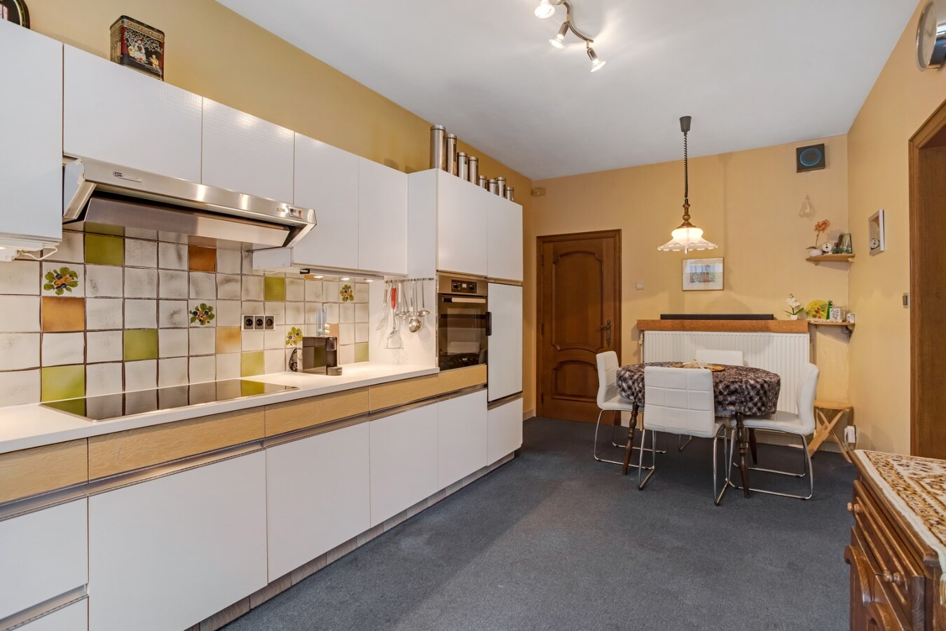 Vrijstaande woning met garage op ruim perceel in het centrum. 