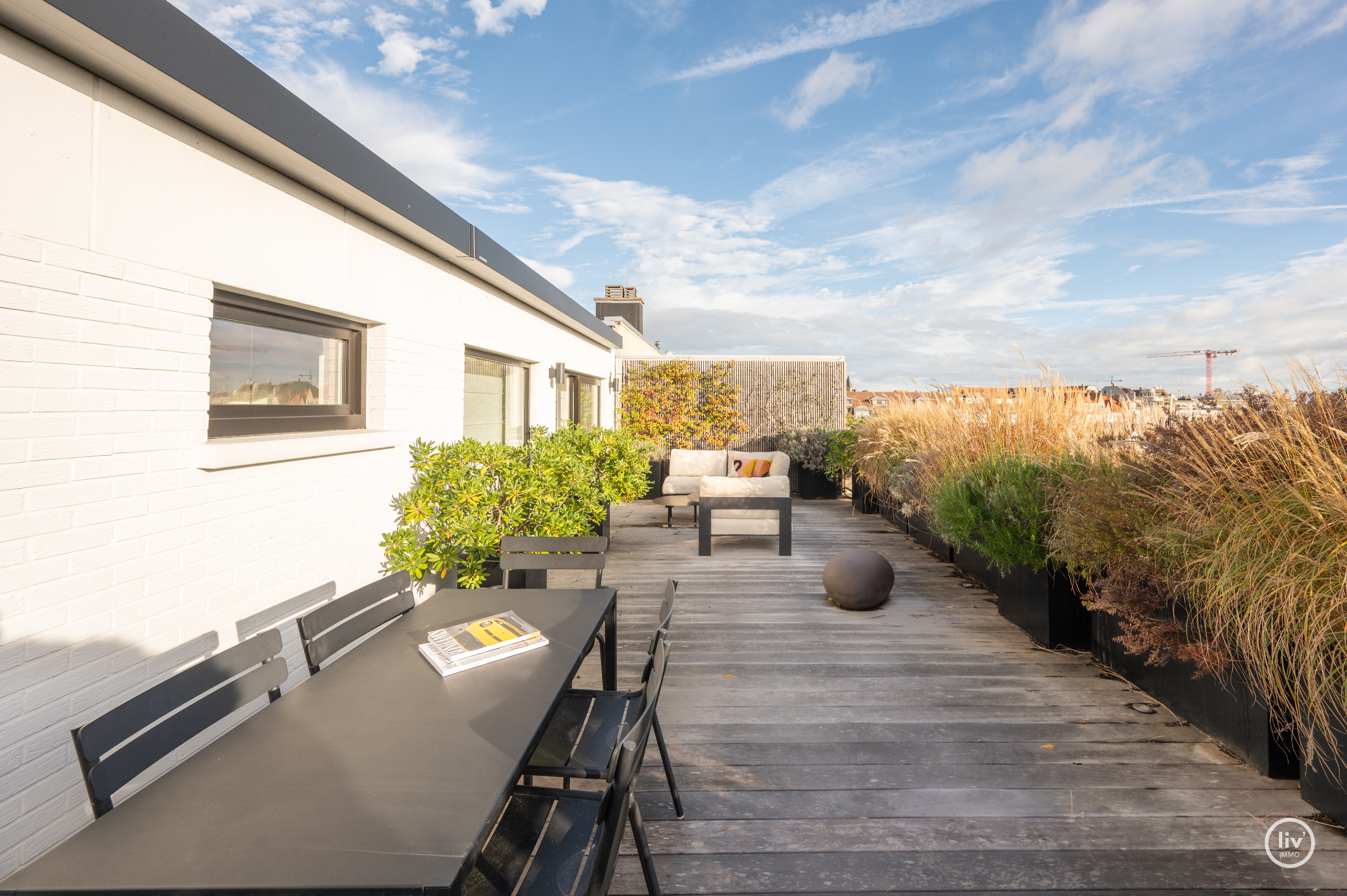 Voici la traduction en français :Appartement lumineux et également en penthouse, idéalement situé entre le Zoute et le centre commercial (possibilité d'acquérir une place de garage à proximité de l'ap 