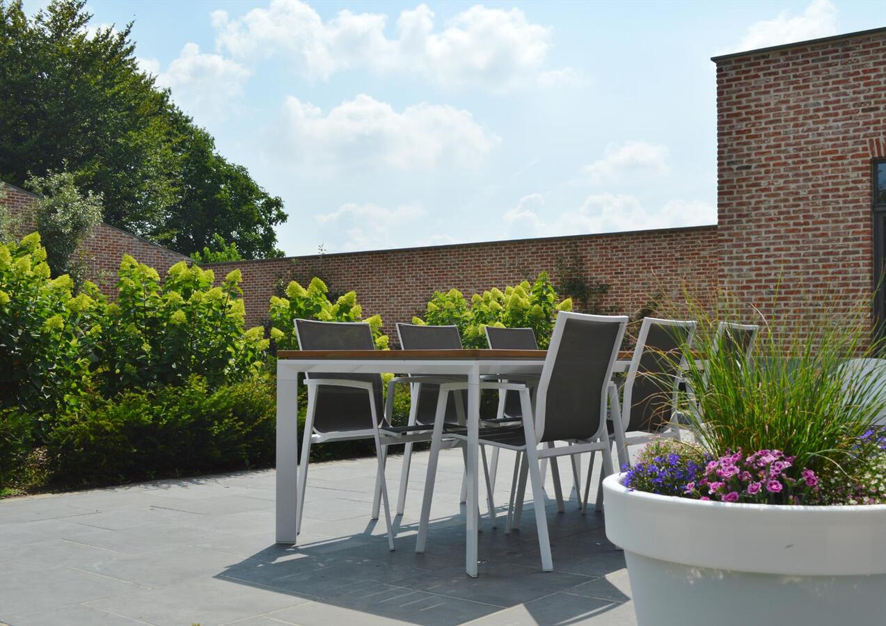 Charmante nieuwbouwvilla met bijgebouwen op 2.340 m² te St-Gillis-Waas. 