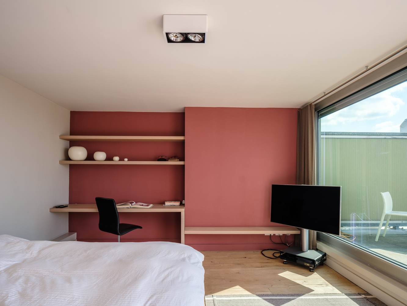 Exclusief wonen. Uitzonderlijk, luxueus en ruim (191m²) appartement met terras en fenomenaal zicht op water. 