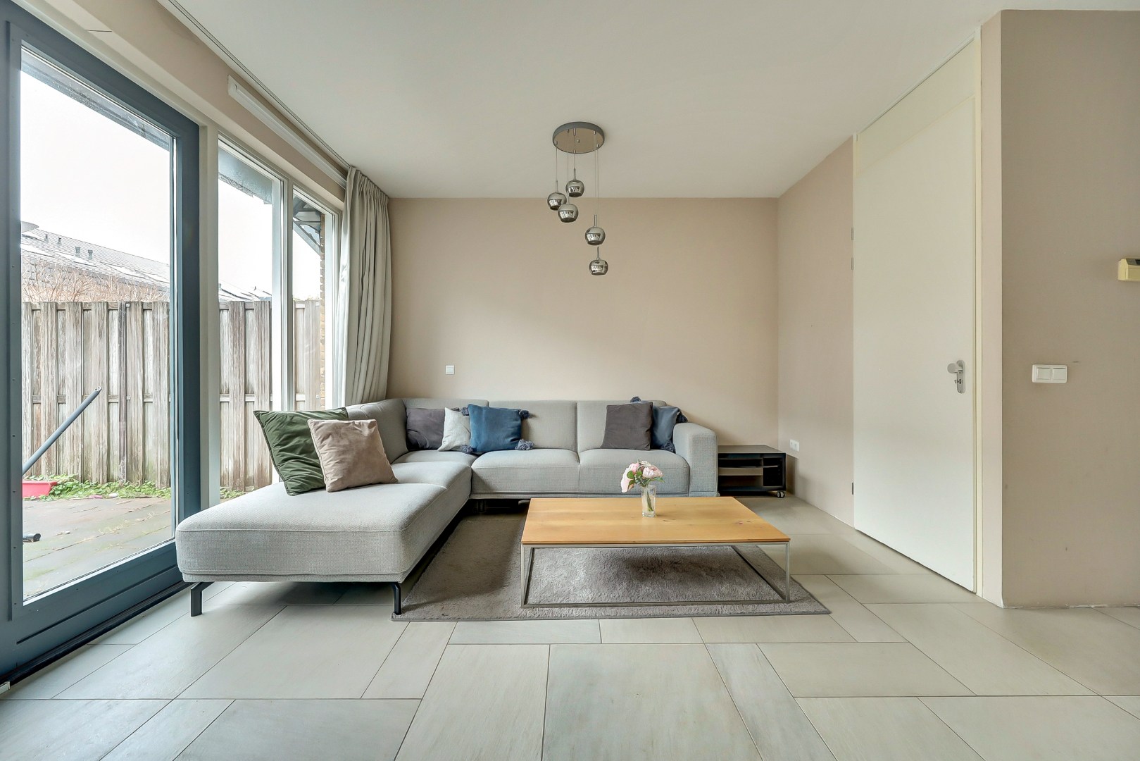 In de jonge woonwijk Nesselande in deelplan Haag en Park gelegen 5 kamer tussenwoning met houten berging en parkeerplaats op 131 m² eigen grond. 