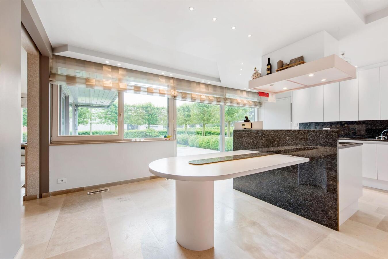 Luxueuze villa met loods (600m²) op terrein van 2100 m² 