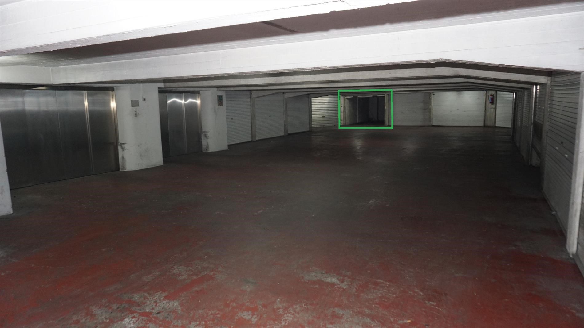 GARAGE BOX  OP TOPLIGGING - CENTRUM OOSTENDE ! 