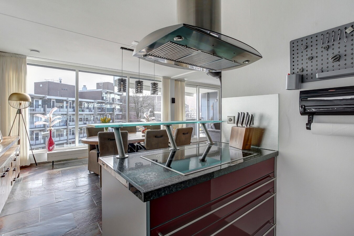 Gelegen in Tilburg ligt dit bijzondere en ruime appartement aan de Besterdring. 