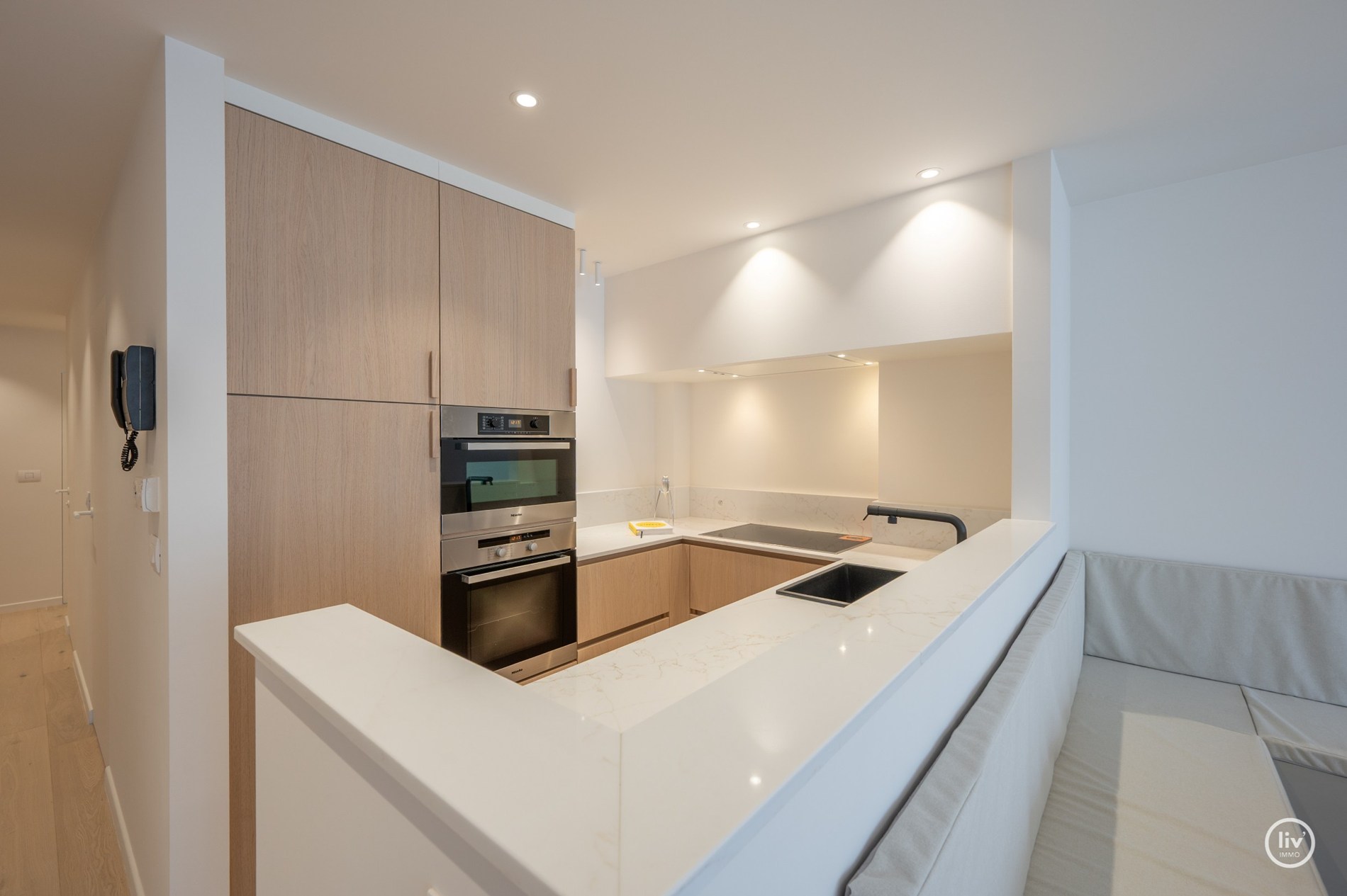 Appartement entièrement rénové et élégant au cœur de Knokke dans la Lippenslaan. 