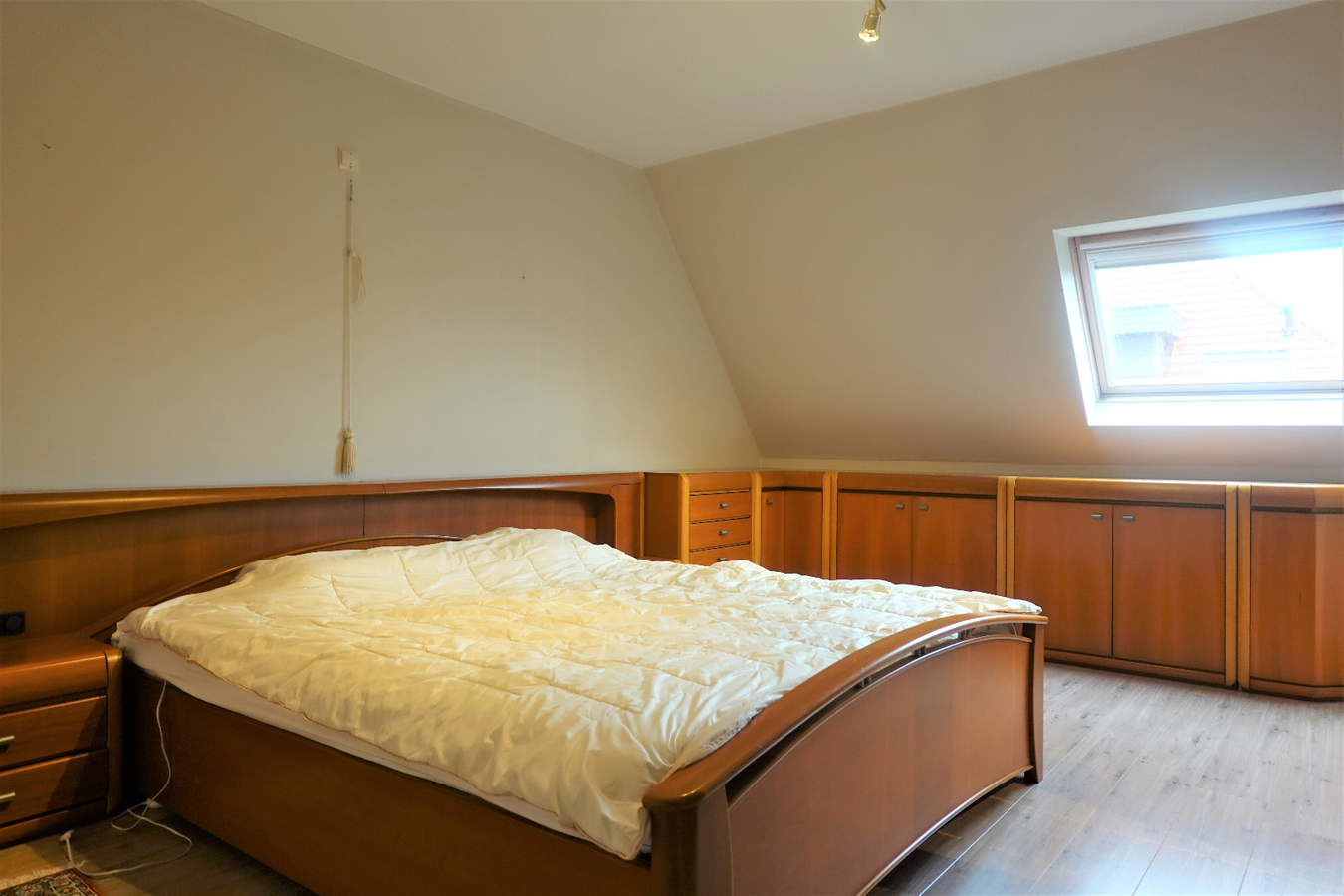 Zeer ruim dakappartement in het centrum van Gistel 