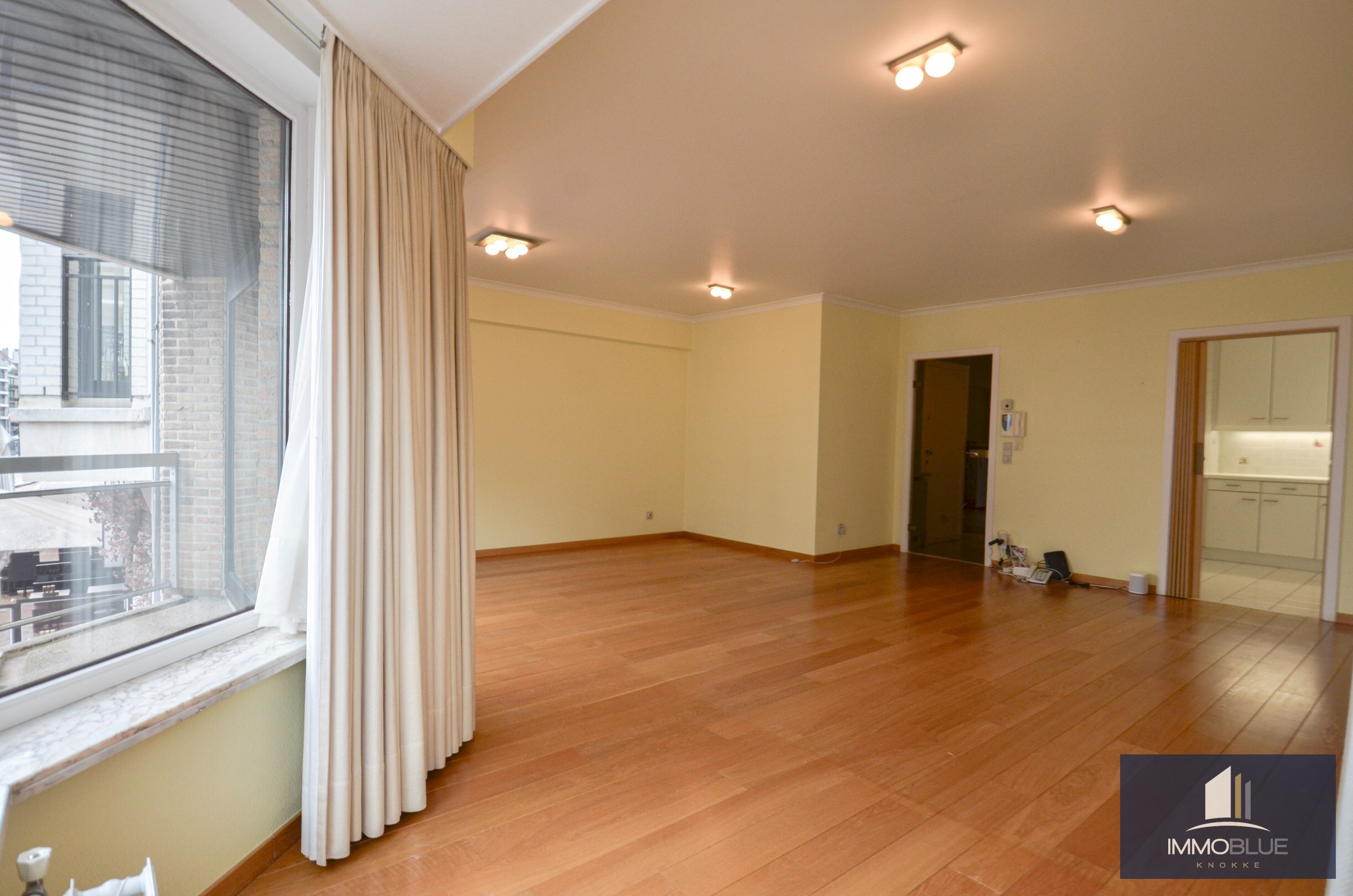 Lichtrijk hoekappartement met ruime terrassen gelegen in een klein residentie. 