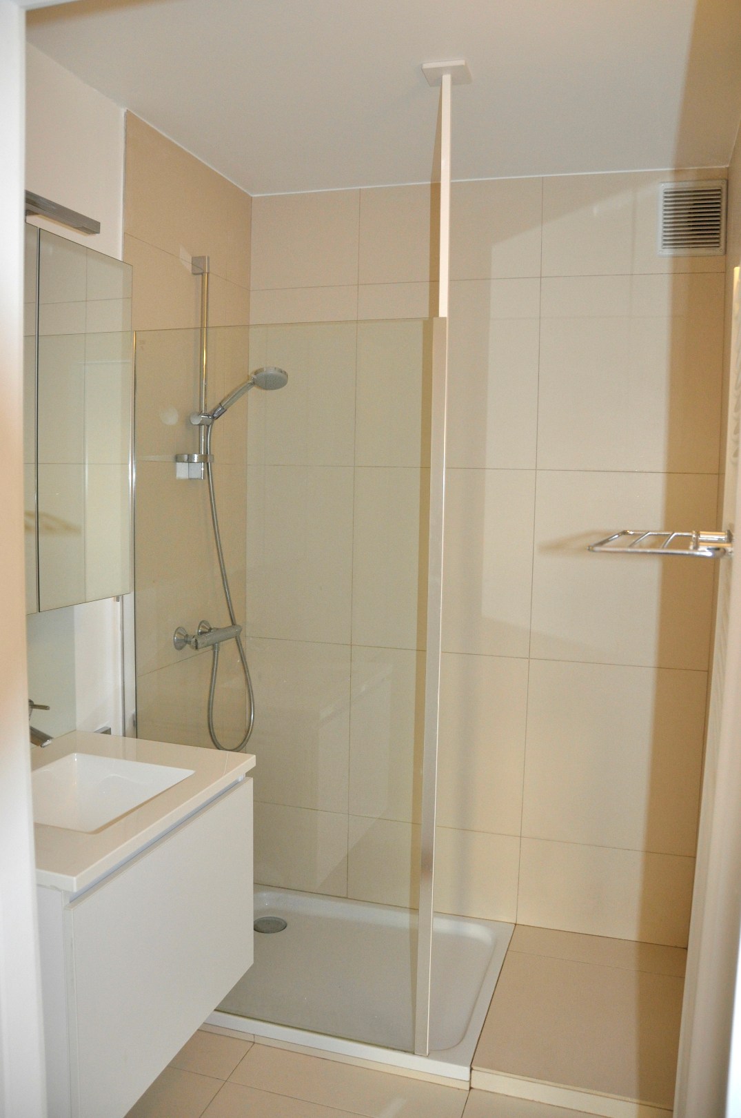 Zonnig en recent gerenoveerd appartement met 2 slaapkamers, gelegen op de Dumortierlaan, 