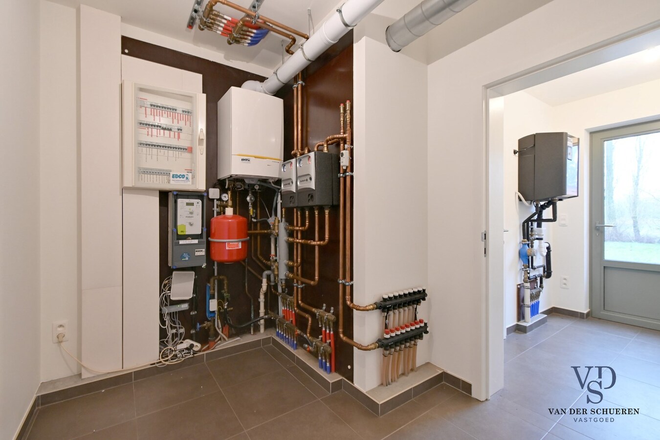 Ruime Half Open, op een commercieel gunstige ligging 