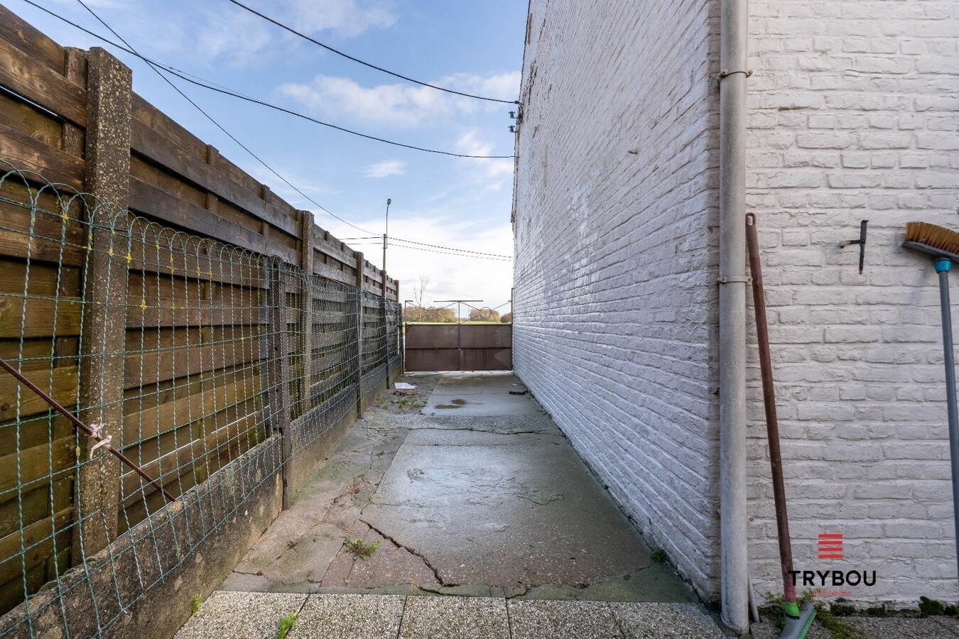 Te renoveren halfopen woning op ruim perceel van 1422m² in Brielen 