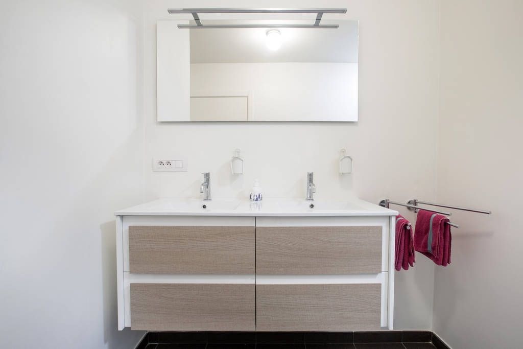 Multi-funktioneel gelijkvloers appartement. Optimale commerciële ligging ! 