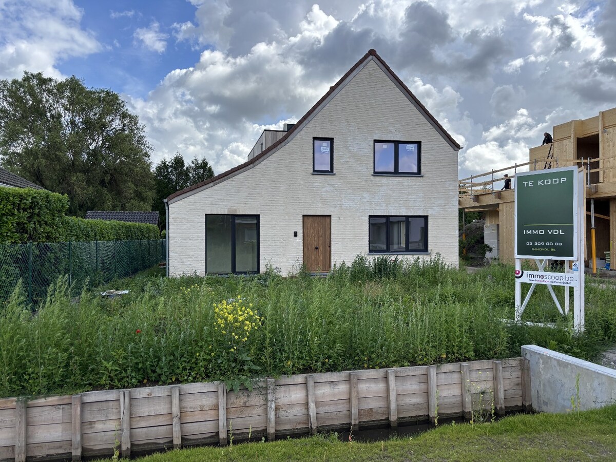 Vernieuwbouwwoning met ruim nieuwbouwmagazijn van 155 m² 