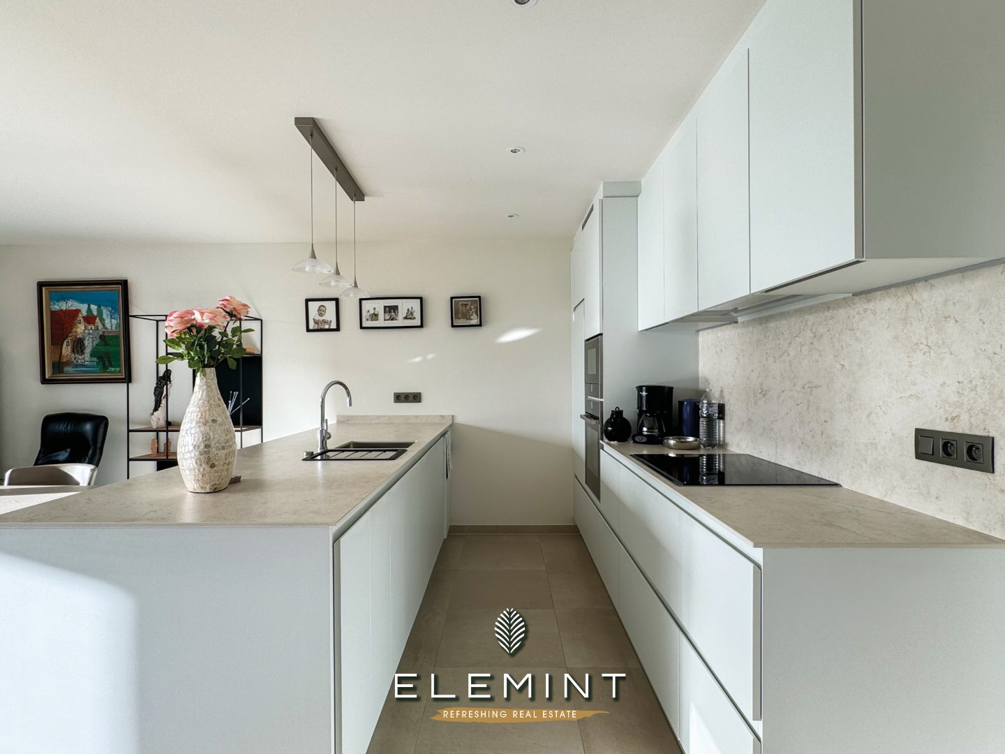 Ruim modern appartement met terras, 2 slaapkamers en 2 staanplaatsen 