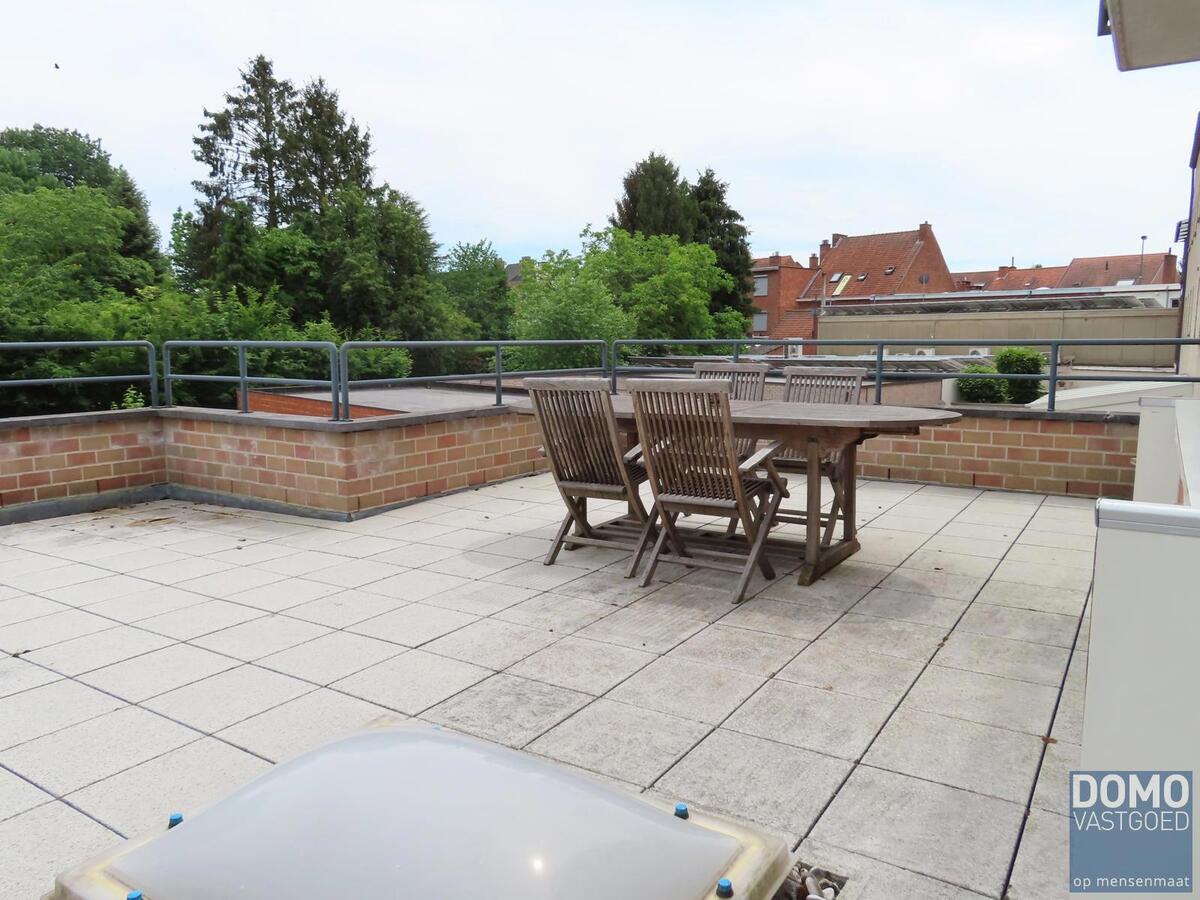 Mooi appartement, 2 slaapkamers, groot terras en autostaanplaats 