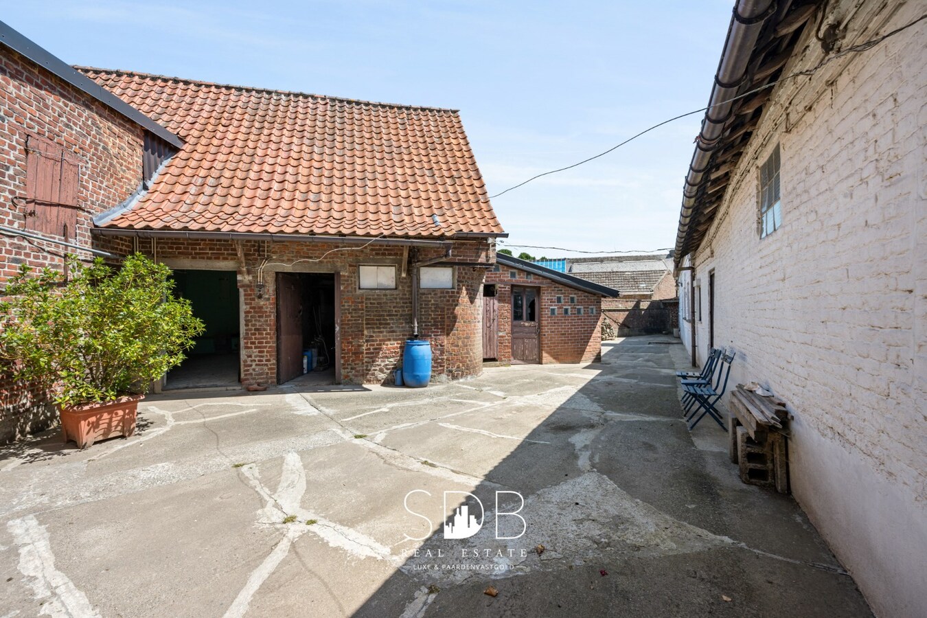 Charmante hoeve met bijgebouwen en graslanden op 1.5114m² 