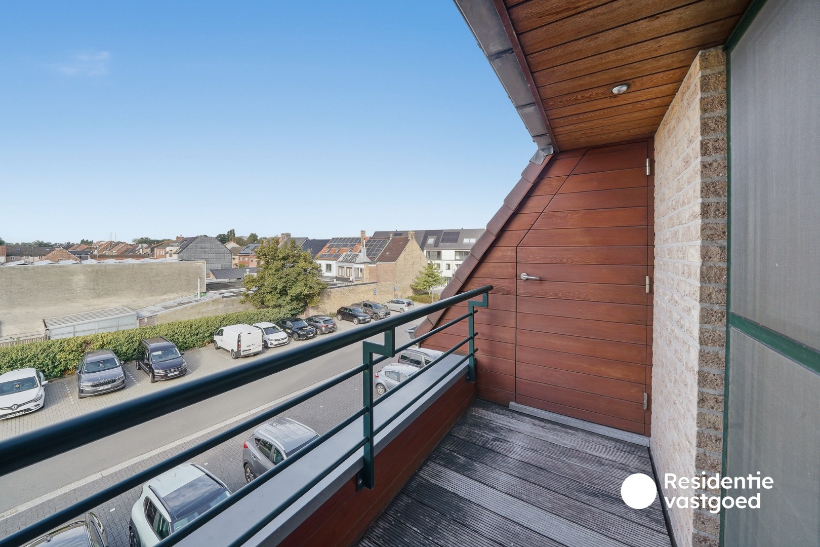 Ruim en lichtrijk duplexappartement met garage en twee terrassen in centrum Eernegem 