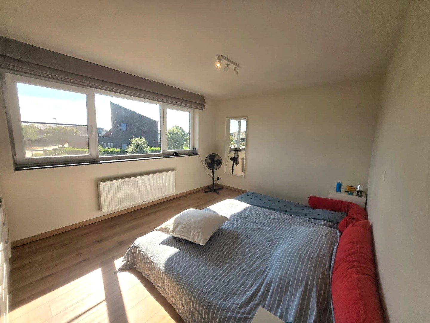 Ruime en recente halfopen bebouwing met 3 slaapkamers, carport en ruime tuin 