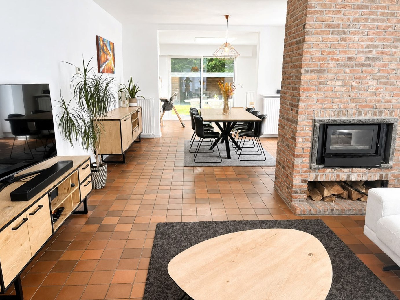Gerenoveerde halfopen bebouwing met 4 slaapkamers, bureau, tuin en garage in Brasschaat 