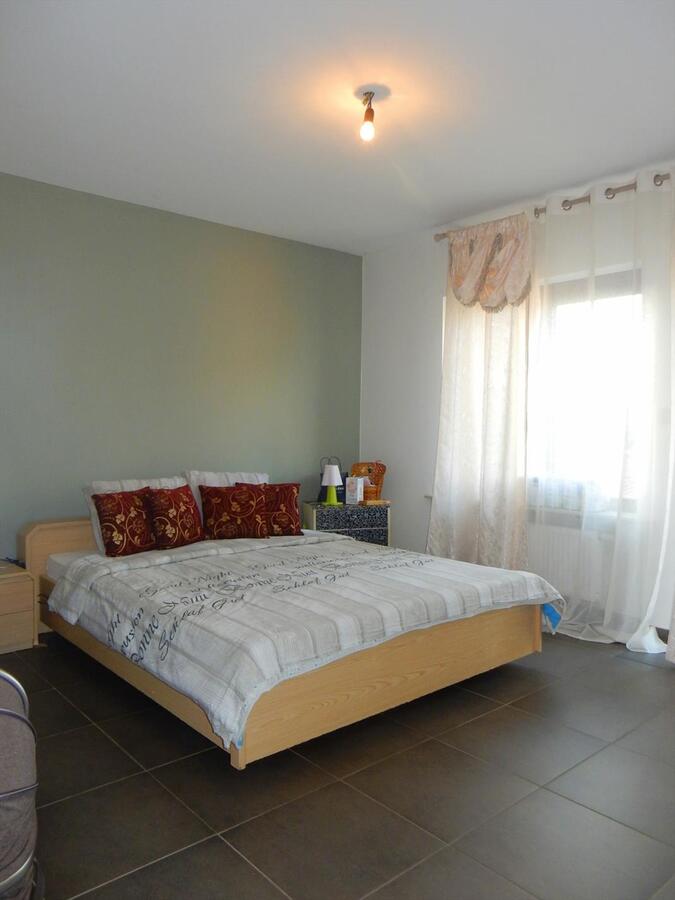 Vernieuwd appartement met 2 slaapkamers 