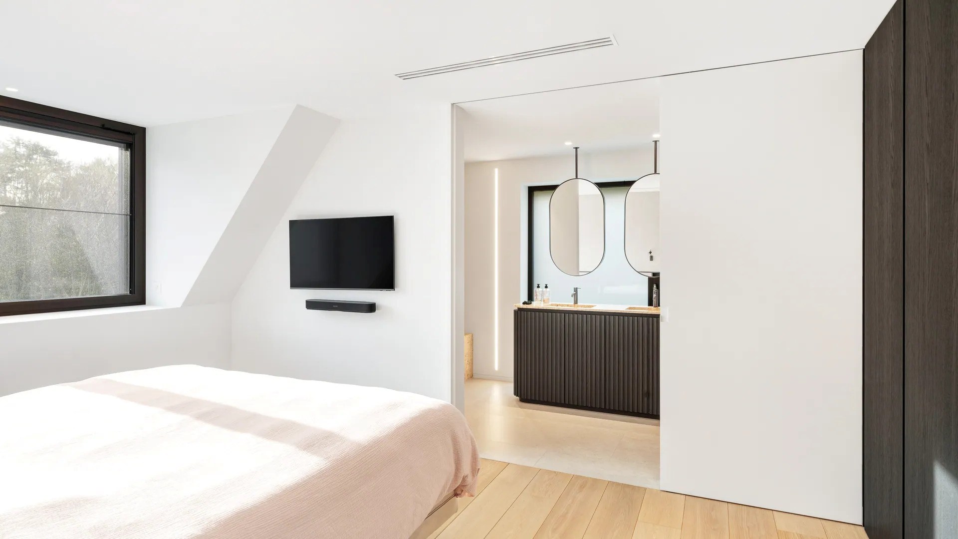 Prachtig vernieuwde koppelvilla rustig gelegen tussen Knokke centrum en Het Zoute met een perfecte Zuid-West oriëntatie. 