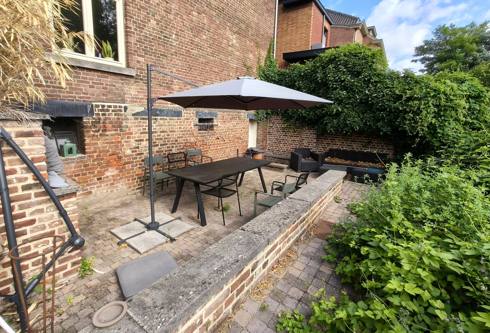 RUIME WONING MET GROTE TUIN EN GARAGE 