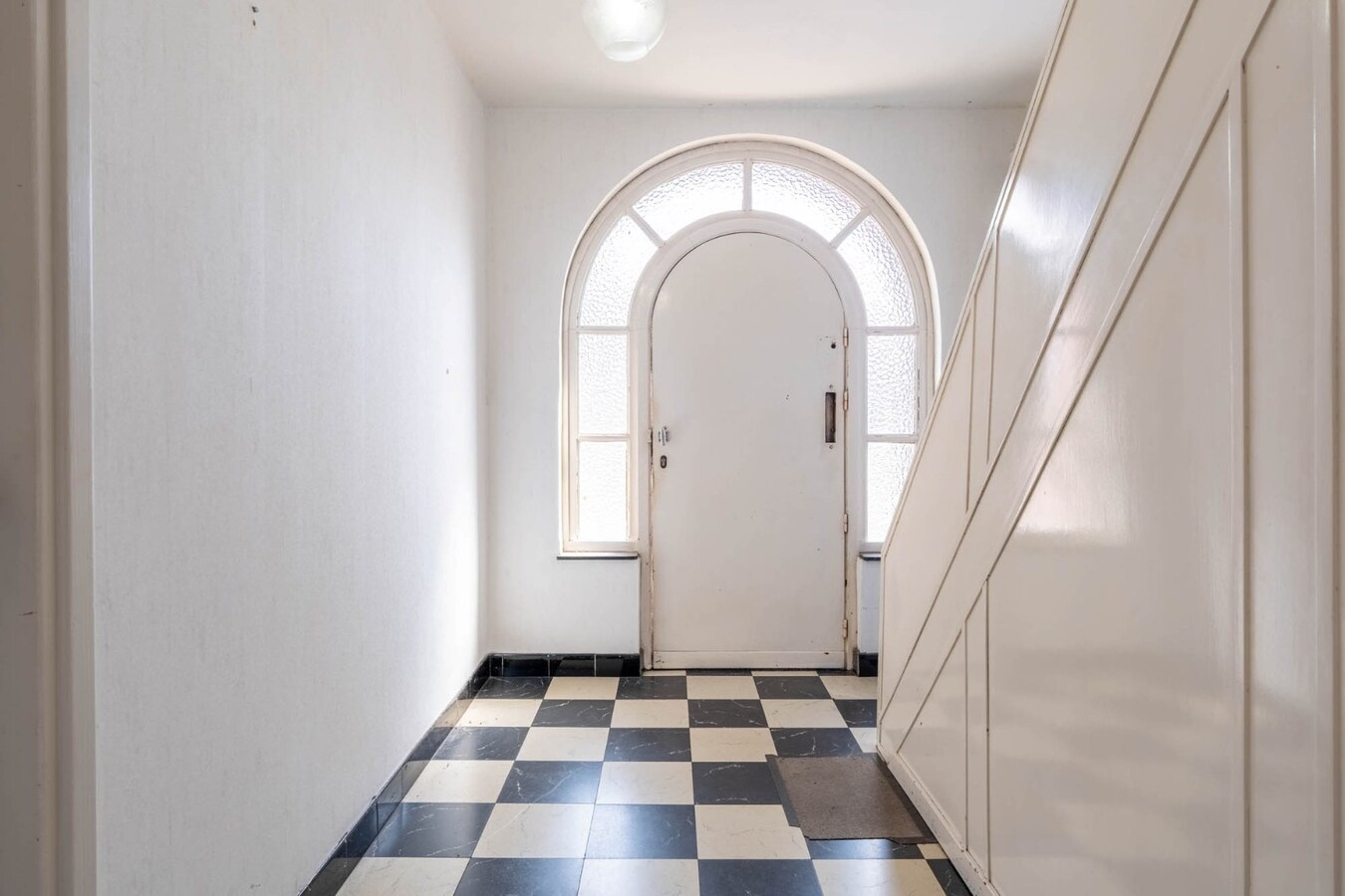 Charmante, te renoveren woning op een perceel van 9a14ca met ruime garage in achtertuin! 