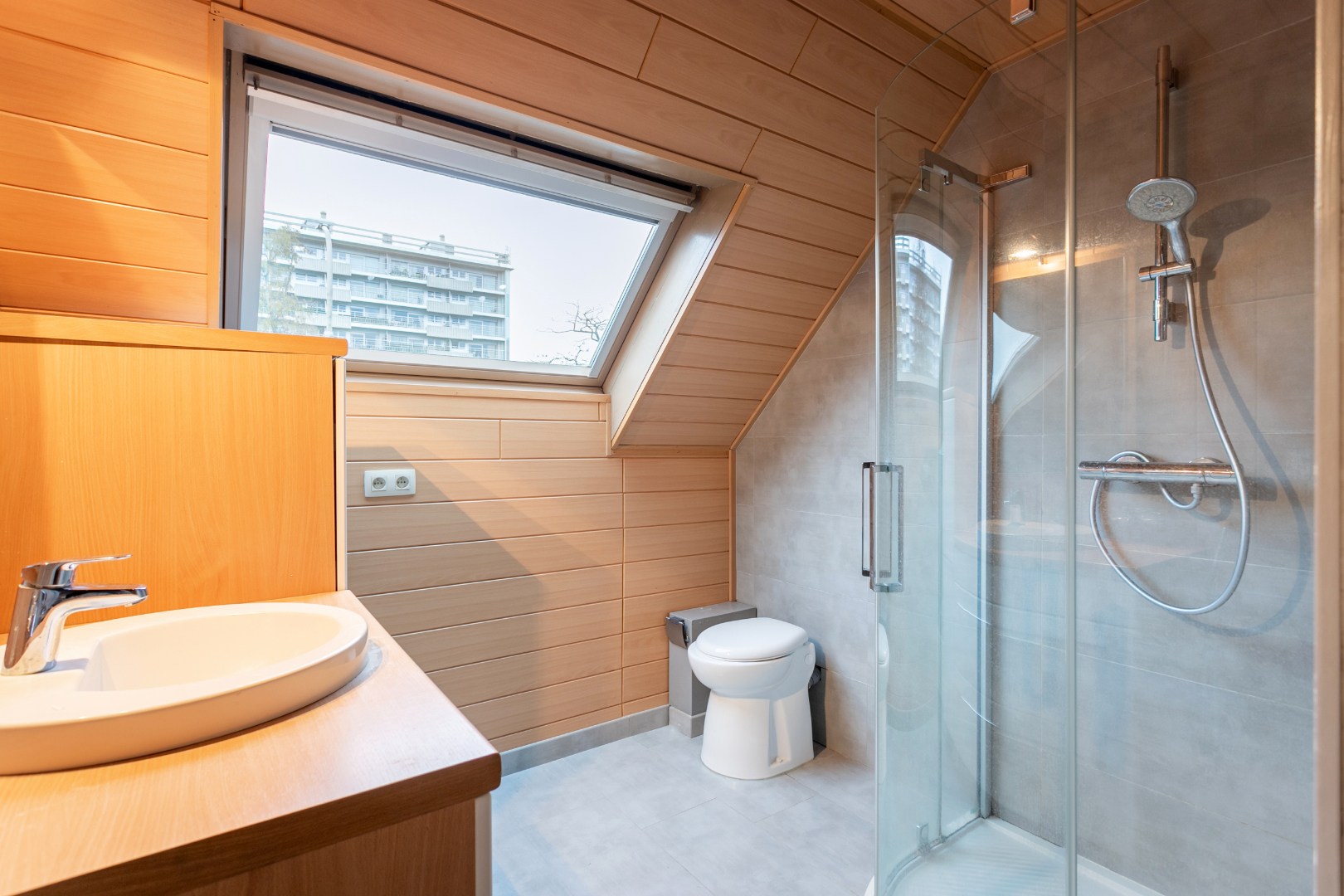 Solide 3-gevel woning met 3 slaapkamers, tuin en garage nabij centrum Halle 