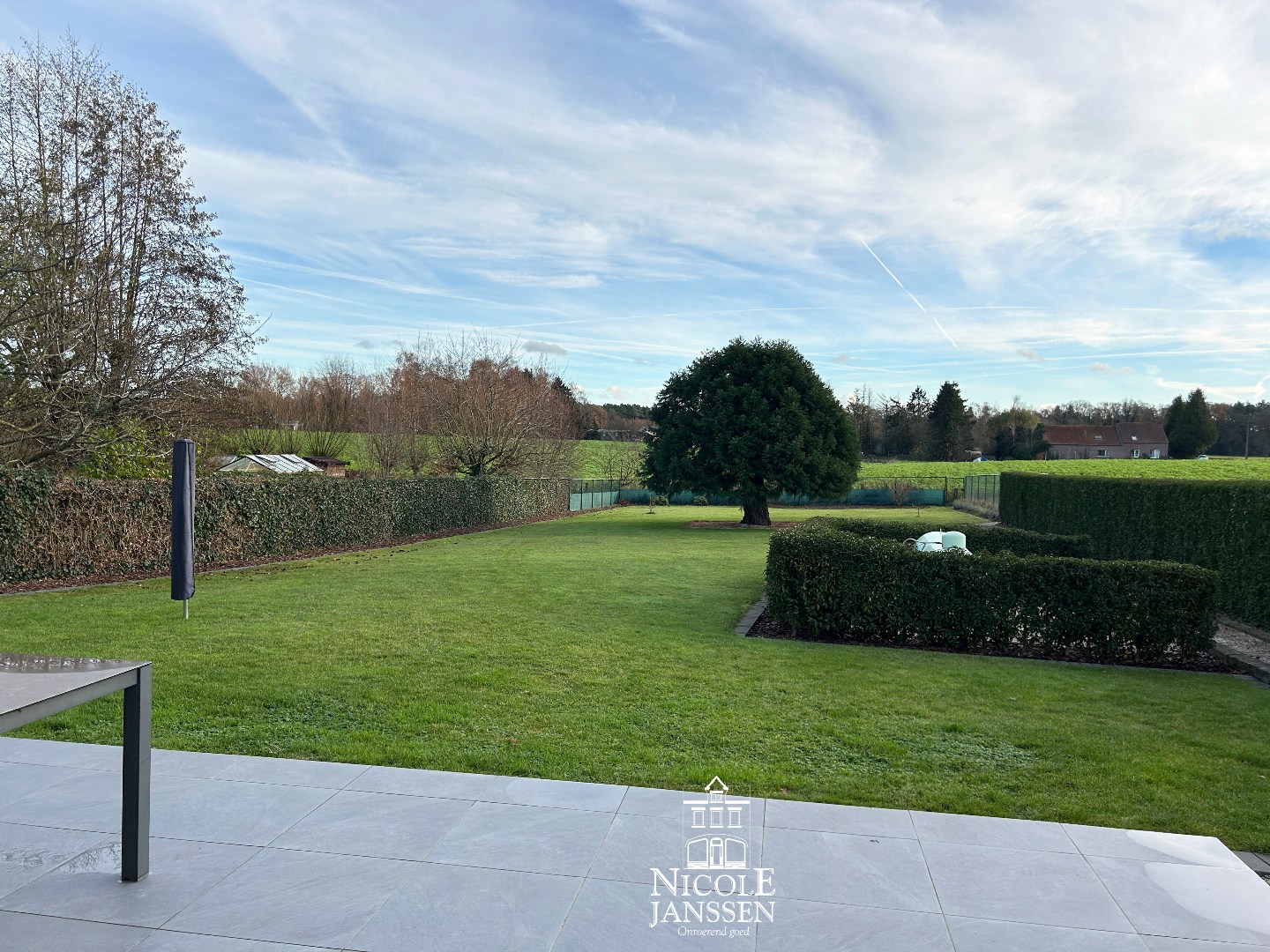 Diepe tuin in groene omgeving