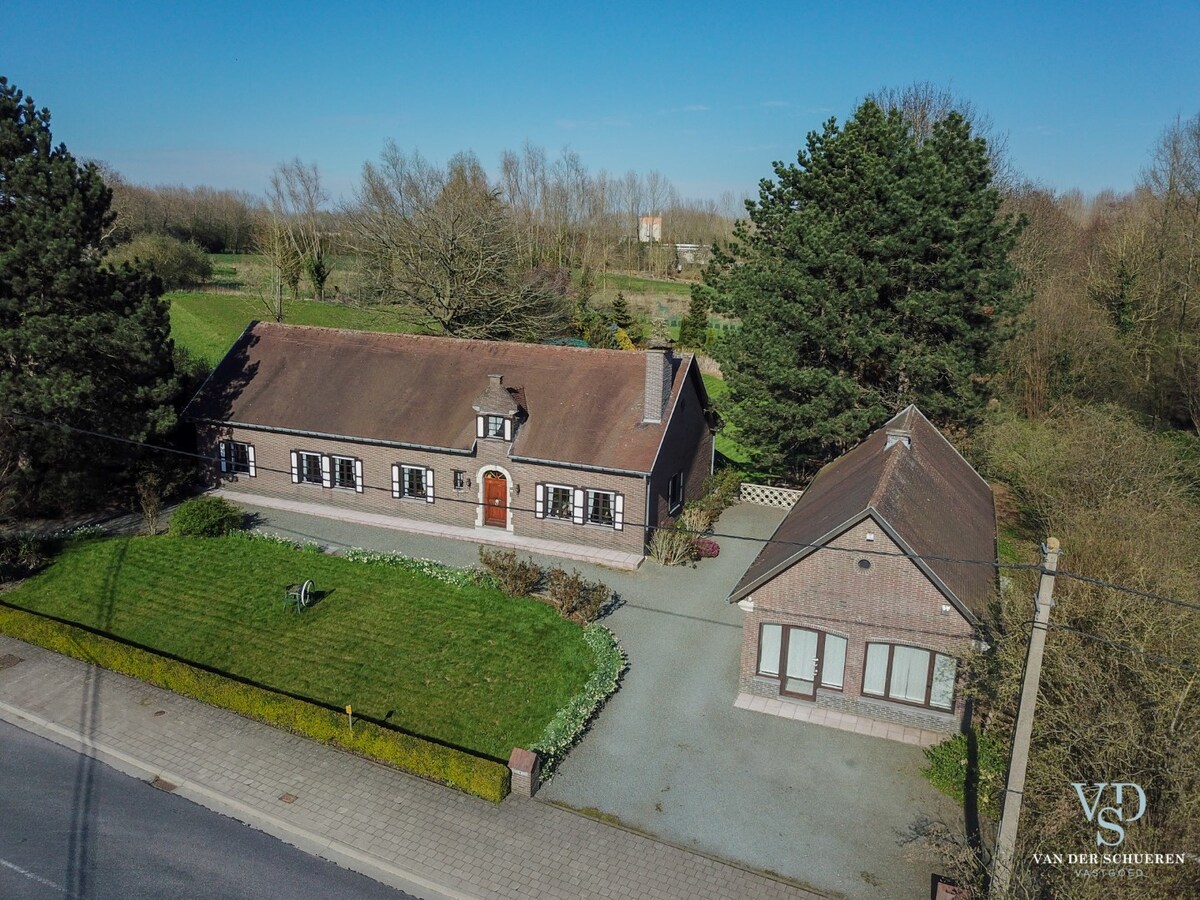 Exceptioneel landhuis met bijgebouw in groene omgeving 