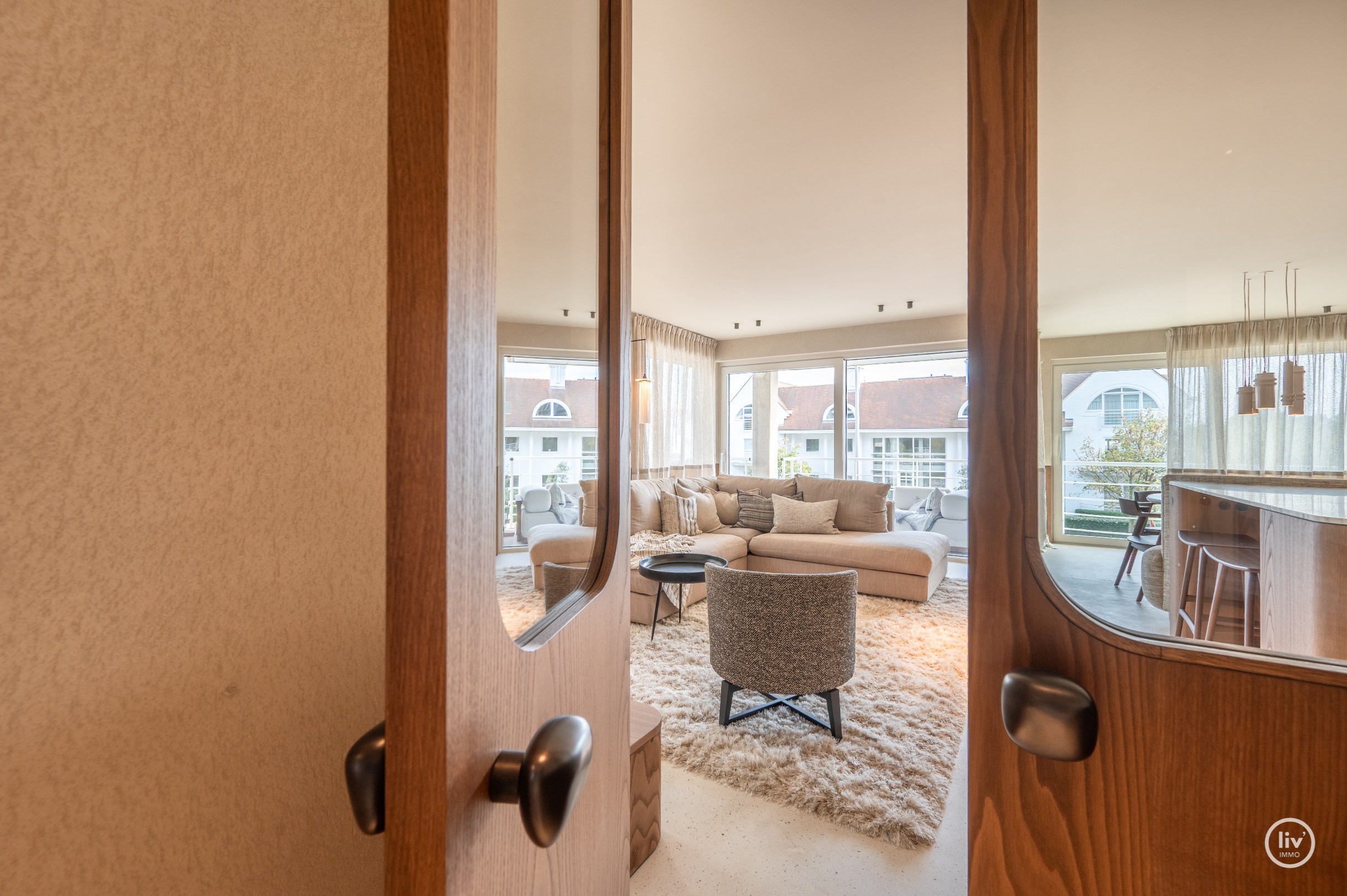 Appartement d'angle entièrement rénové et de haute qualité dans une résidence de standing au cœur du Zoute. 