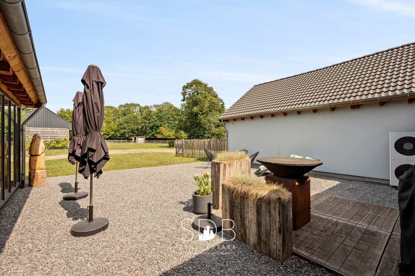 Charmante woning met aparte kantoorruimte op 14.569 m² 