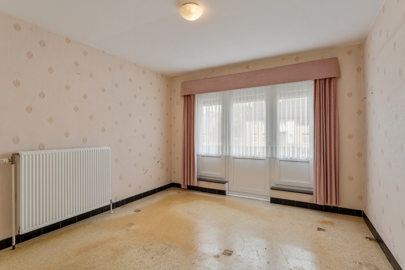 Op te frissen, halfvrijstaande gelijkvloerse woning gelegen in een rustige omgeving op 8a58ca. 