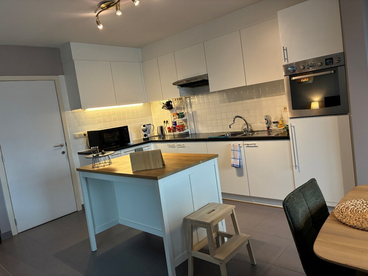 Ruim 2 slaapkamer appartement mét garage 