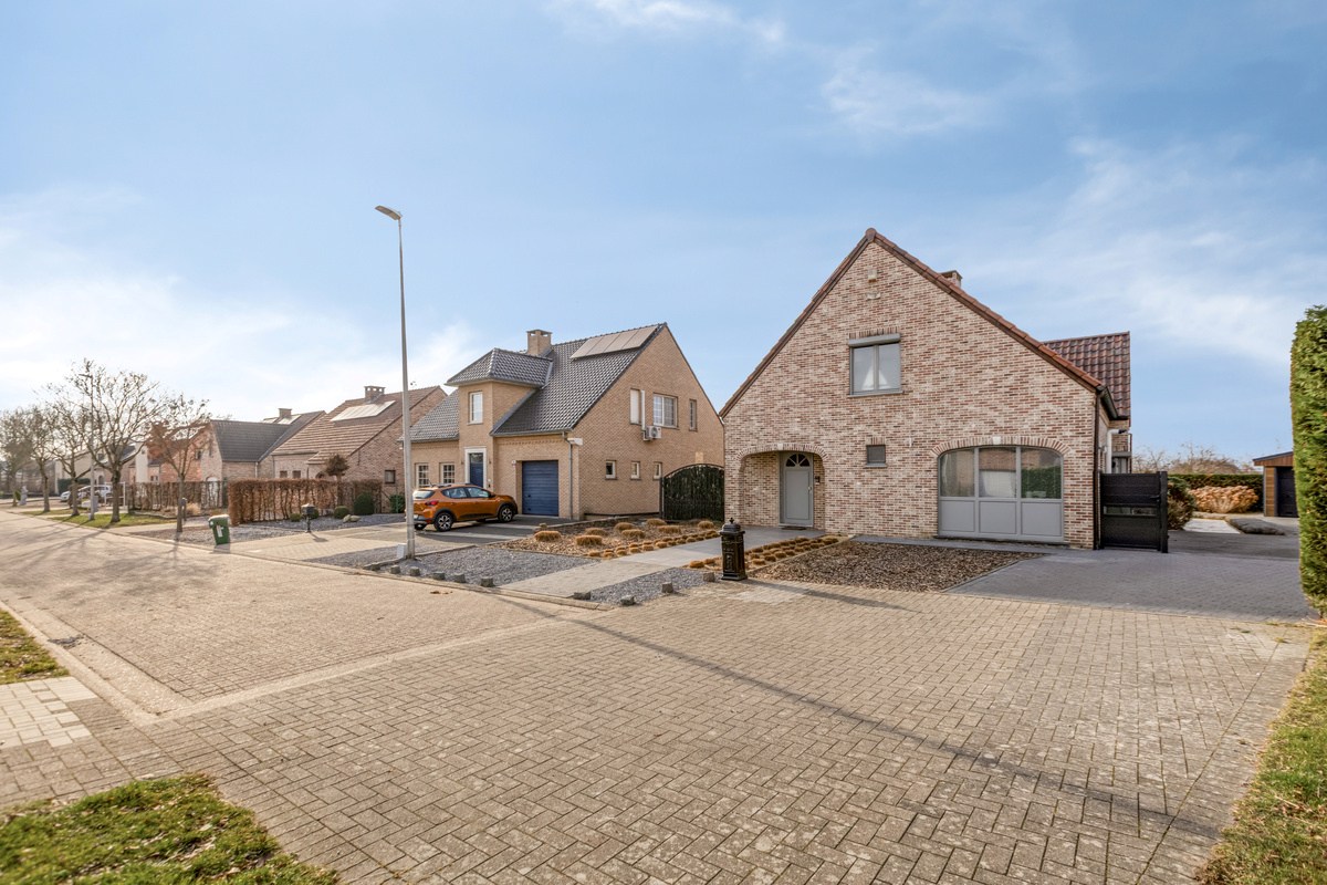 Instapklare villa met 3 slaapkamers, kantoor en garages 